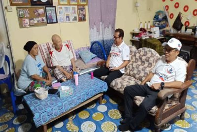 Yusri (tiga dari kiri) ketika berkunjung ke rumah penduduk di kawasan DUN Sindumin.