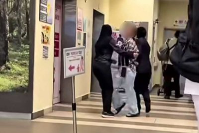 Tangkap layar video tular memaparkan suspek ditahan selepas didakwa mengamuk di sebuah klinik kesihatan di Gombak baru-baru ini. 