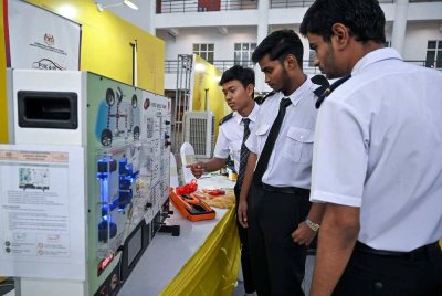 Sebahagian pelajar yang hadir melawat reruai pada Majlis Pemasyhuran Politeknik MARITIM Sultan Nazrin Shah pada Khamis.- Foto Bernama