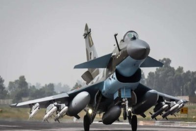 Jet pejuang J-10C Tentera Udara Pakistan. -Agensi