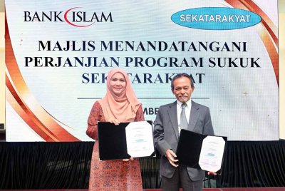 Sharifah Sarah (kiri) dan Mohamed Arsad hadir menyempurnakan Majlis Perjanjian Program Sukuk Wakalah pada Khamis.