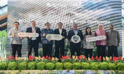 Tiong King Sing (empat dari kanan) bergambar bersama selepas majlis menandatangani Memorandum Persefahaman (MoU) dan sidang media antara Tourism Malaysia dan Resorts World Genting di Resorts World Awana, hari ini. Foto Bernama 