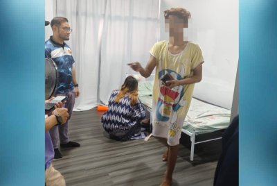 Gara-gara cemas diserbu penguat kuasa agama, seorang lelaki hanya sempat menyarungkan baju tidur milik teman wanita ketika dicekup khalwat.