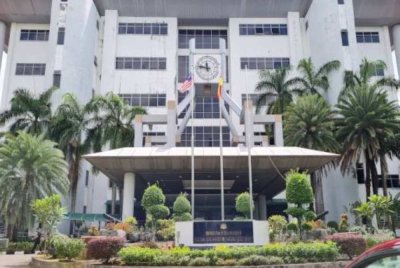 Seorang bekas pegawai bank didenda RM12,000 oleh Mahkamah Sesyen pada Khamis. Foto hiasan 