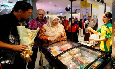  Timbalan Menteri Perdagangan Dalam Negeri dan Kos Sara Hidup (KPDN), Dr Fuziah Salleh (kanan) melawat reruai bazar "Lokal Lagi Gempak" pada majlis pelancaran Kempen Beli Barangan Malaysia 2025 "Lokal Lagi Gempak" di Pasaraya Mydin hari ini. Foto Bernama 