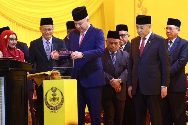 Sultan Nazrin berkenan melafazkan pemasyhuran Politeknik Bagan Datuk sebagai Politeknik Maritim Sultan Nazrin Shah (PMSN) dan menandatangani plak perasmian.
