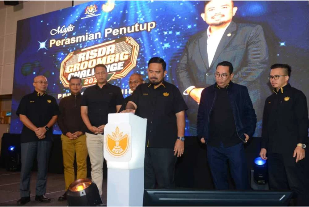 Manndzri (tengah) merasmikan Majlis Perasmian Penutup Program RISDA Groom Big Challenge 2025 di sebuah hotel di Bandar Baru Bangi pada Rabu.