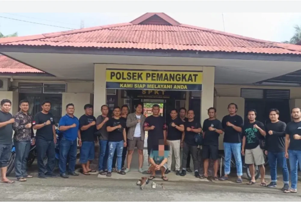 Polis berjaya menahan suspek di kediamannya dan barang bukti kemudiannya dibawa ke Balai Polis Sambas untuk tindakan lanjut. Foto Agensi