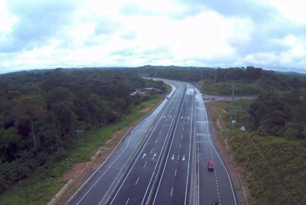 Lebuhraya Pan Borneo sudah dinobat sebagai simbol dalam merealisasi harapan agar Sabah dan Sarawak berdiri sama tinggi, duduk sama rendah dengan Semenanjung. Foto fail Bernama
