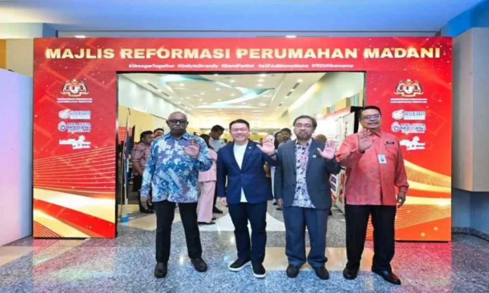 Kor Ming (dua dari kiri) ketika Program Reformasi Perumahan Madani.
