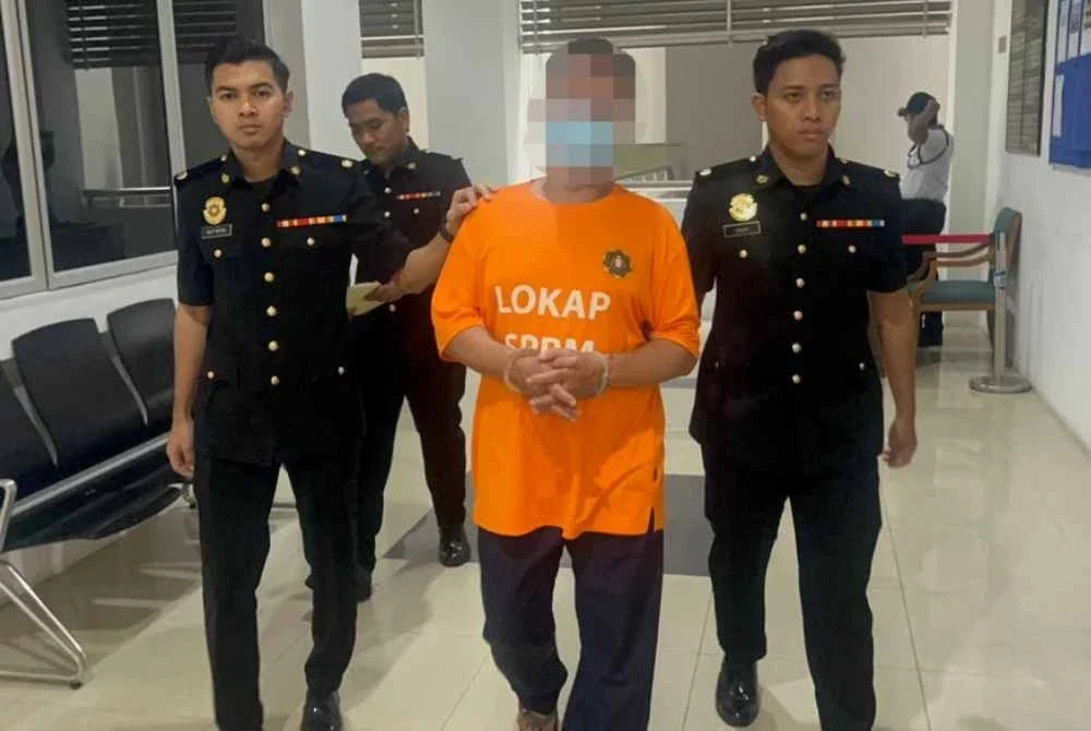 SPRM menahan reman seorang anggota penguat kuasa untuk siasatan kes rasuah. Foto SPRM