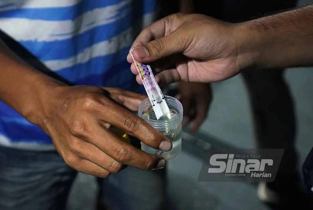 AADK melaksanakan ujian saringan air kencing terhadap individu semasa operasi bersepadu bersama Maritim Selangor di perairan Klang hingga ke Kuala Selangor. Foto Sinar Harian - ROSLI TALIB