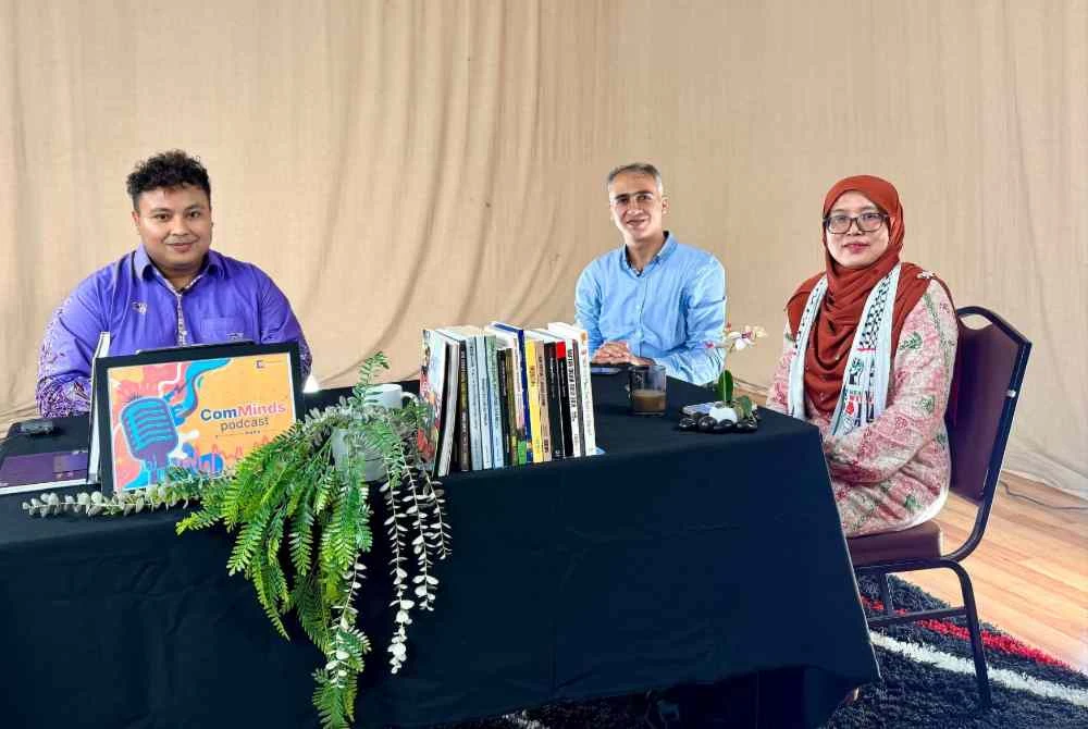 Majed (tengah) tampil dalam salah satu episod Podcast Penyelidikan ComMinds Pusat Pengajian Komunikasi.