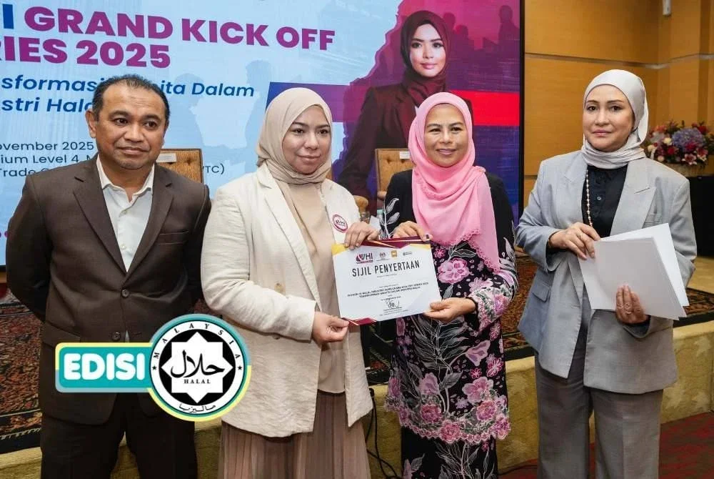 NORAINI (dua dari kanan) menyampaikan sijil penyertaan kepada Rozini Abdul Rahman (dua, kiri) pada Majlis Perasmian Penutup Women in Halal Industry (WHI) di Menara Dato Onn baru-baru ini. Foto Bernama