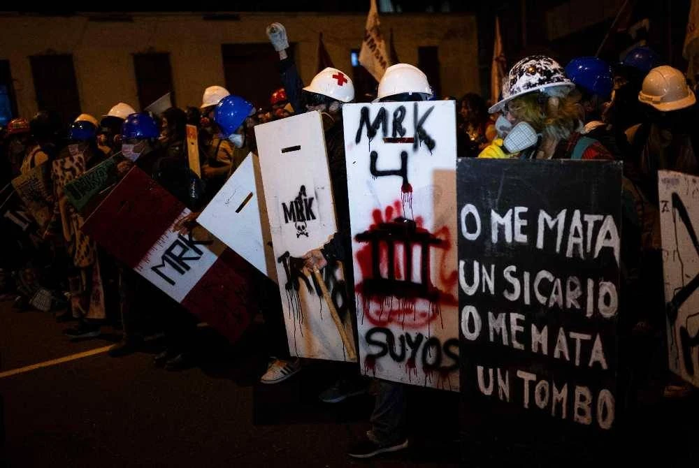 Puluhan penunjuk perasaan mengadakan perarakan di pusat bandar Lima susulan krisis keselamatan ketika kerajaan baharu itu memasuki bulan pertama pentadbirannya. - Foto AFP