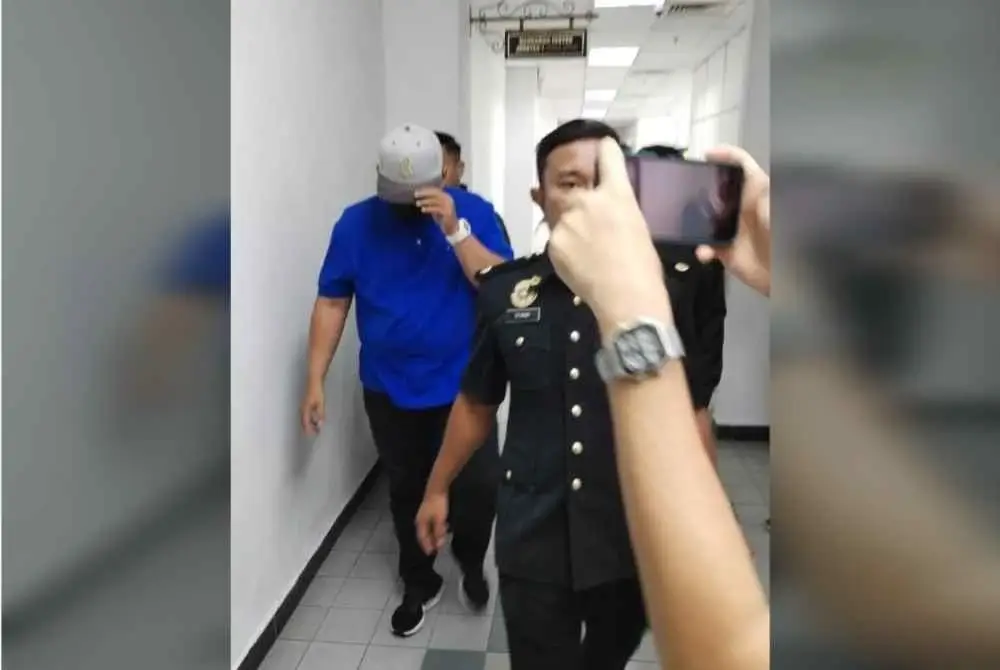 Seorang anggota Maritim Malaysia dihadapkan ke Mahkamah Sesyen Johor Bahru pada Jumaat atas 10 pertuduhan meminta dan menerima rasuah berjumlah RM4,300 antara tahun 2022 dan 2023.