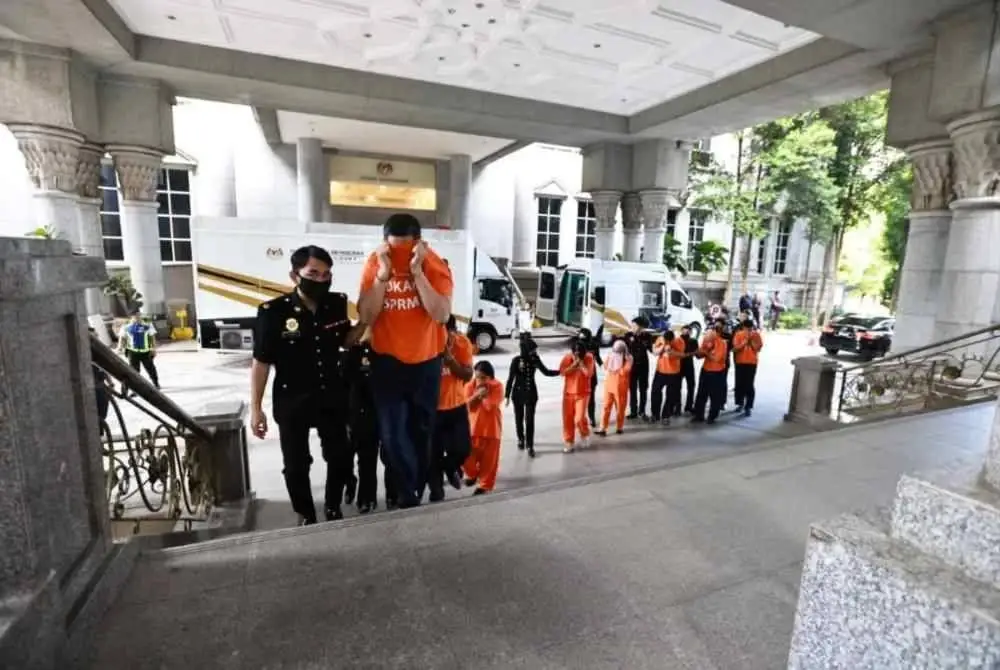 Seramai 16 individu telah dipanggil SPRM bagi membantu siasatan berhubung kes rasuah mempercepat proses permohonan pendatang asing menerusi Program RTK.