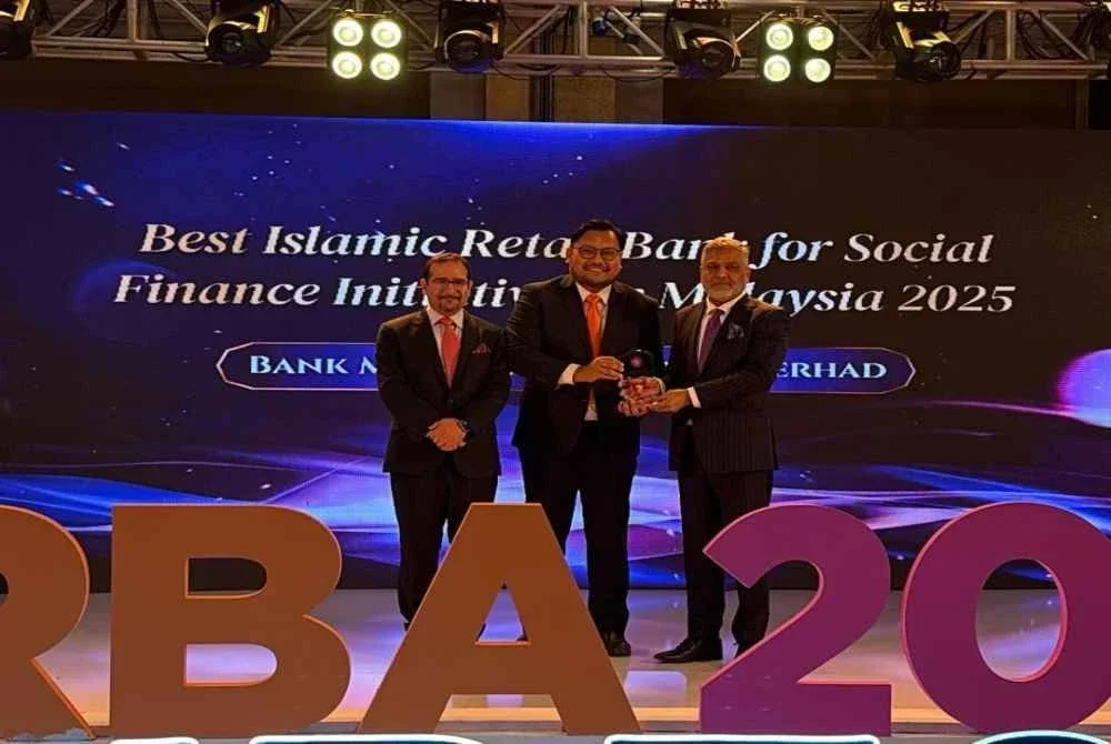 Anugerah itu disampaikan oleh Timbalan Gabenor, Bank Negara Pakistan, Saleem Ullah (kanan) bersama Pengerusi Islamic Retail Banking Awards, Dr Humayon Dar (kiri) kepada Pengarah Perbankan Runcit, Bank Muamalat, Mohamad Zalman Jalil (tengah).