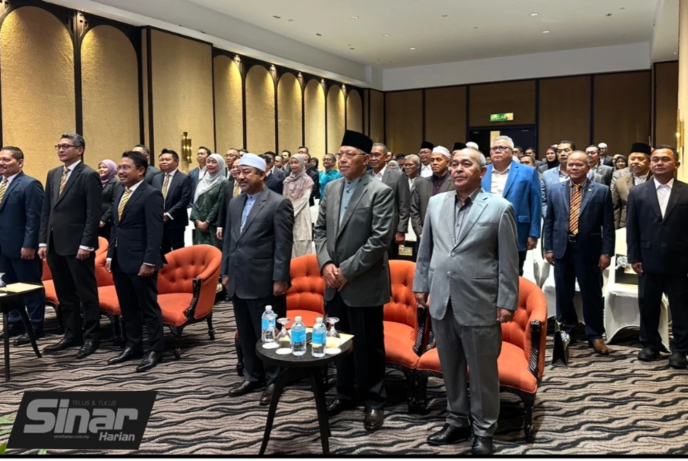 Mohd Nassuruddin (depan, empat dari kiri) hadir pada Majlis Menandatangani Perjanjian Program Terbitan Sukuk Wakalah antara PKB dan Maybank Investment Bank Berhad di Kota Bharu pada Jumaat.
