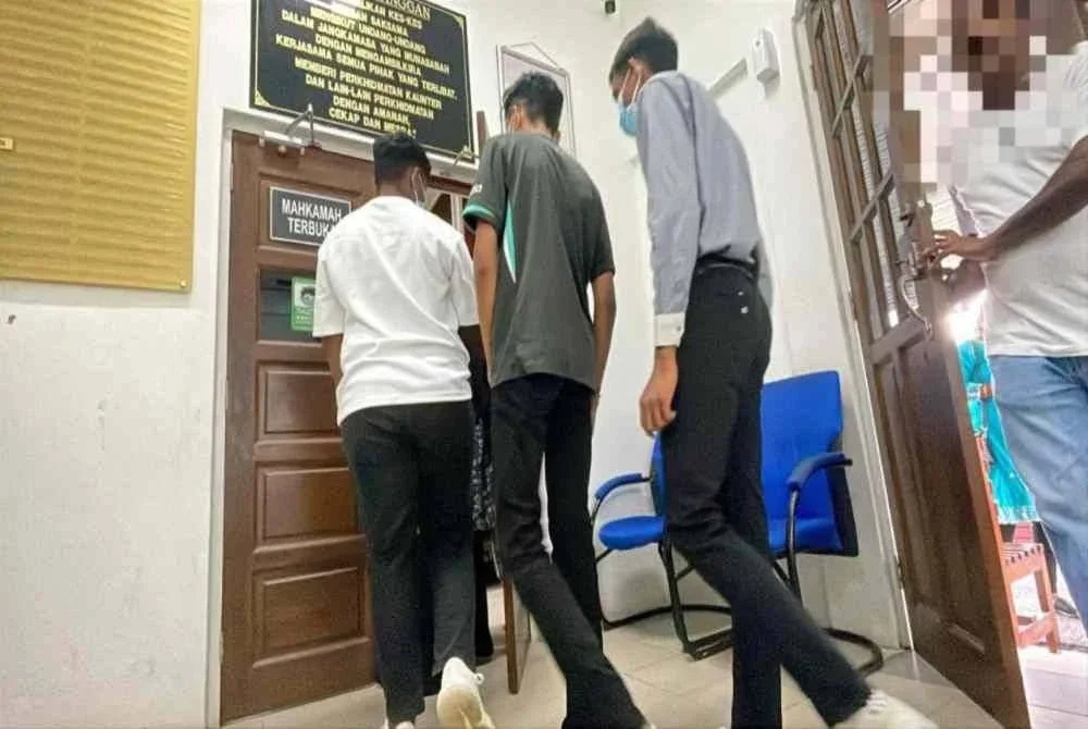 Tiga remaja mengaku tidak bersalah di Mahkamah Majistret Parit atas pertuduhan melakukan perbuatan menghina terhadap seorang pelajar lelaki berusia 13 tahun, minggu lalu.