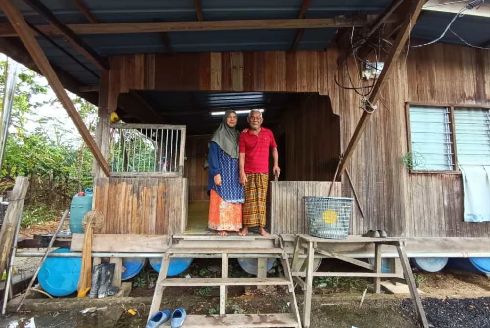 Pok We dan isterinya, Patimah masih berharap agar rumah tersebut terselamat dan terus terapung dalam banjir tahun ini.