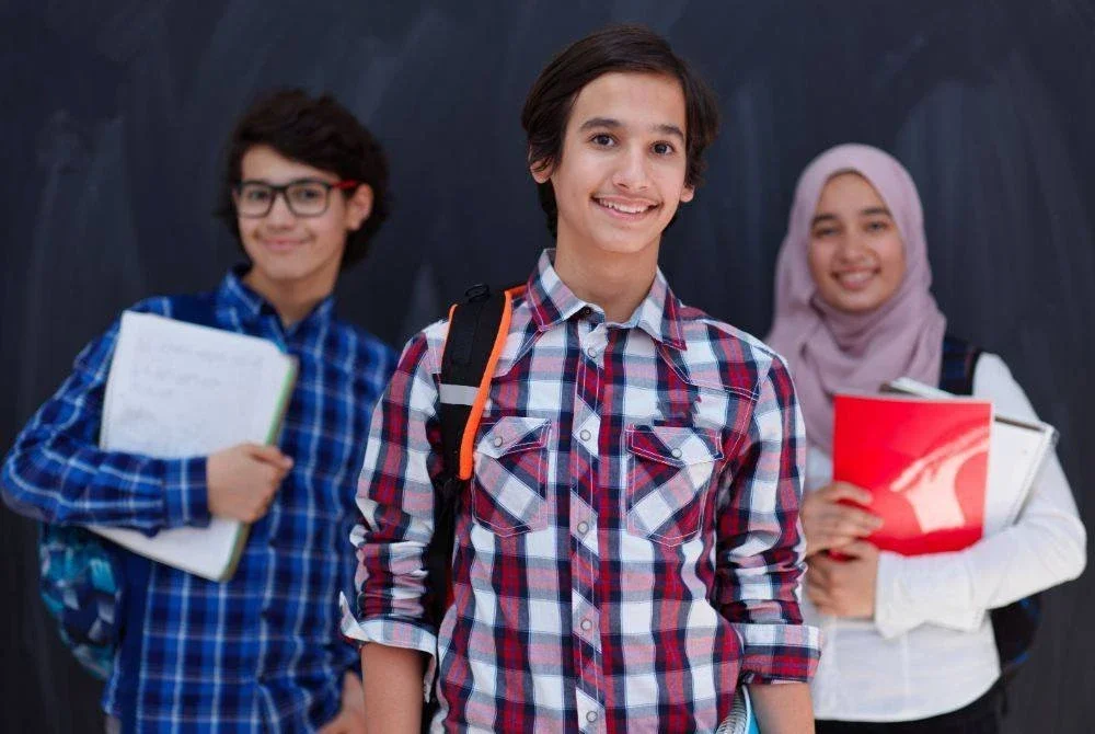 REMAJA perlu didedahkan kepada realiti kehidupan di luar dunia digital dalam memupuk rasa empati dalam diri mereka. Foto Canva