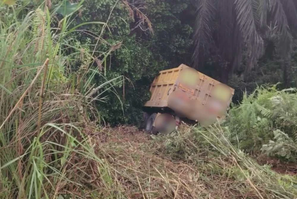 Lori dipandu dipercayai terbabas sebelum terhumban ke dalam gaung dan terbakar. - Foto: IPD Kota Tinggi.
