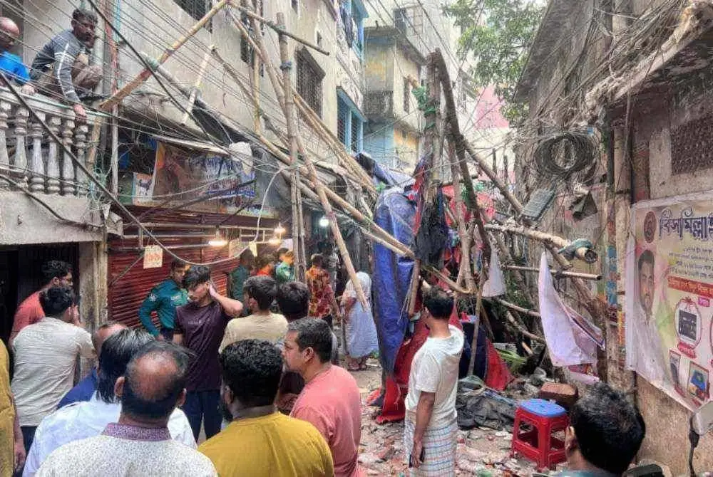 Gempa bumi yang menggegarkan Dhaka berukuran 5.7 pada skala Richter pada Jumaat. Foto Reuters