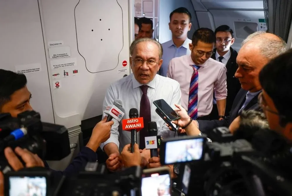 Perdana Menteri, Datuk Seri Anwar Ibrahim berinteraksi dengan media Malaysia pada ketinggian 40,000 kaki, tinggi di awan ketika dalam penerbangan menuju ke Johannesburg, sambil menjawab soalan mengenai isu-isu mendesak yang dihadapi negara.