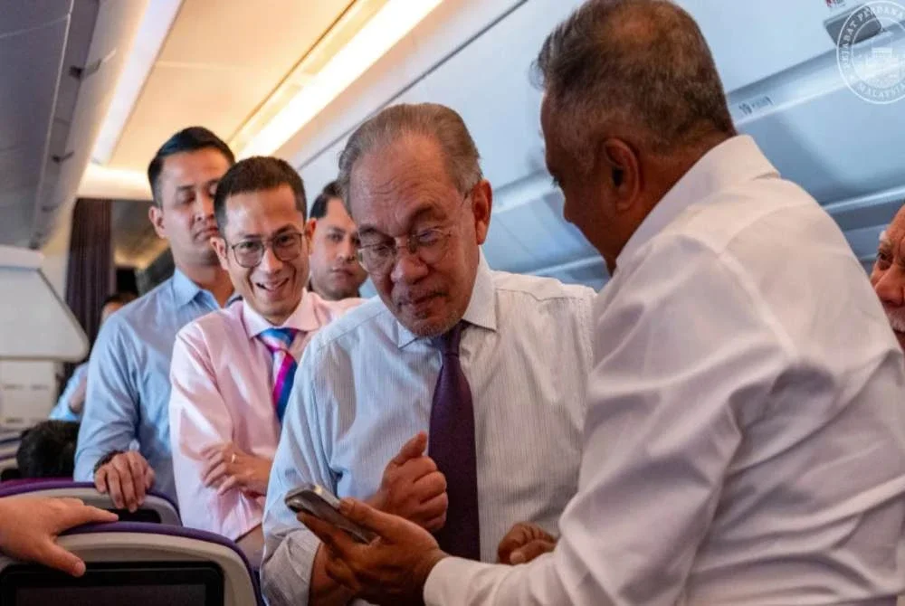 Anwar ketika menjawab soalan media sewaktu dalam perjalanan ke Johannesburg, Afrika Selatan untuk lawatan kerja selama empat hari. - Foto FB Anwar Ibrahim