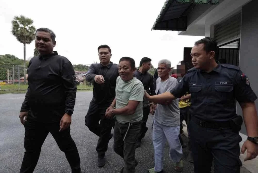 Ketua Geng Ismail Gampang, Ismail Dahalan (tengah) dihukum penjara 12 bulan oleh Mahkamah Majistret Parit pada Jumaat atas kesalahan melupuskan harta curi membabitkan beberapa kejadian sejak Julai lalu.