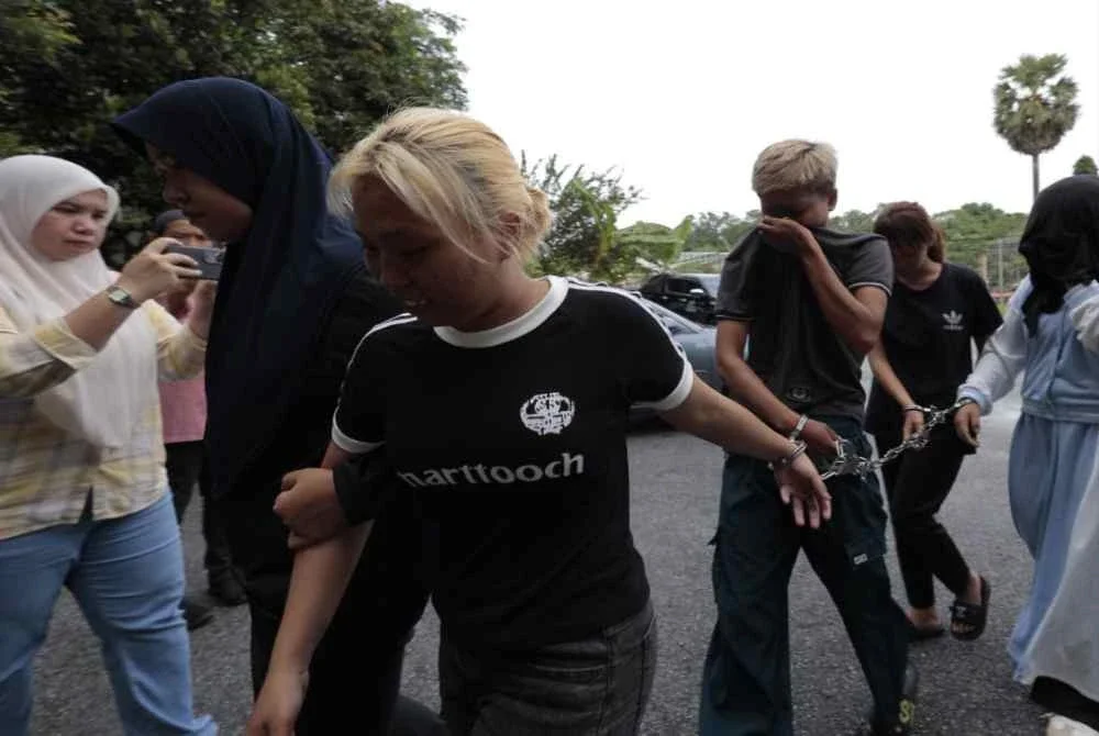 Enam individu dikenali Geng Ismail Gampang dihadapkan ke Mahkamah Majistret Parit pada Jumaat atas kesalahan mencuri, memiliki dan melupuskan harta curi membabitkan beberapa kejadian sejak Julai lalu.