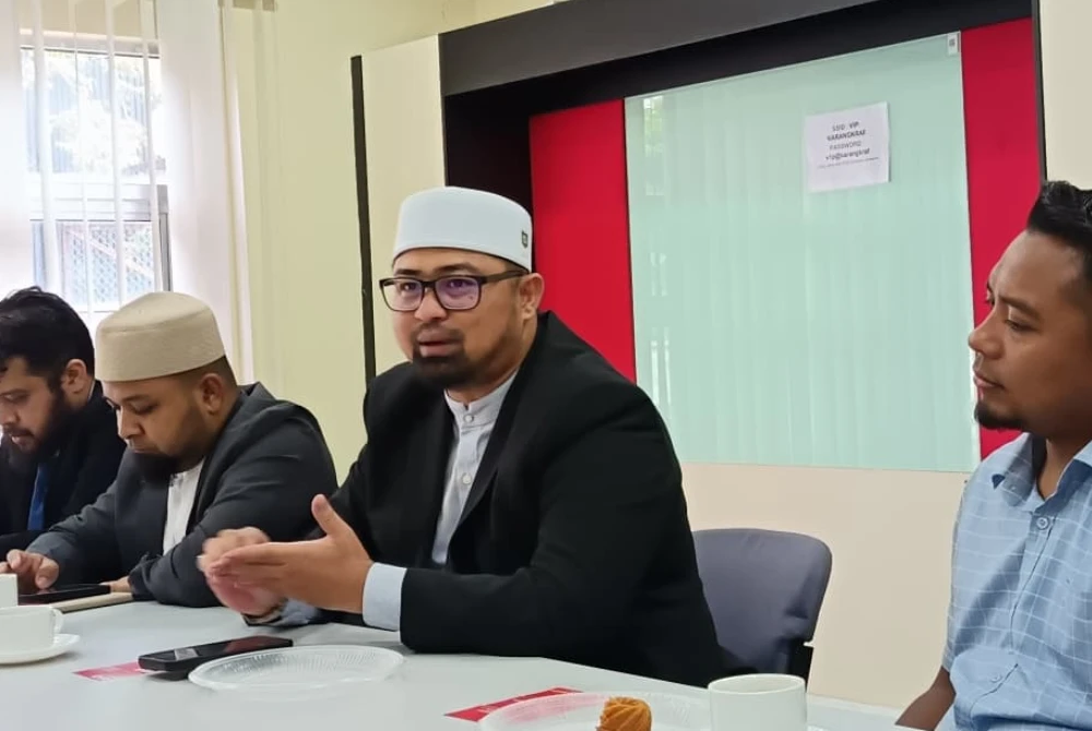 Mohamed Shukri (dua dari kanan) ketika ditemui Sinar Harian di Shah Alam pada Jumaat.