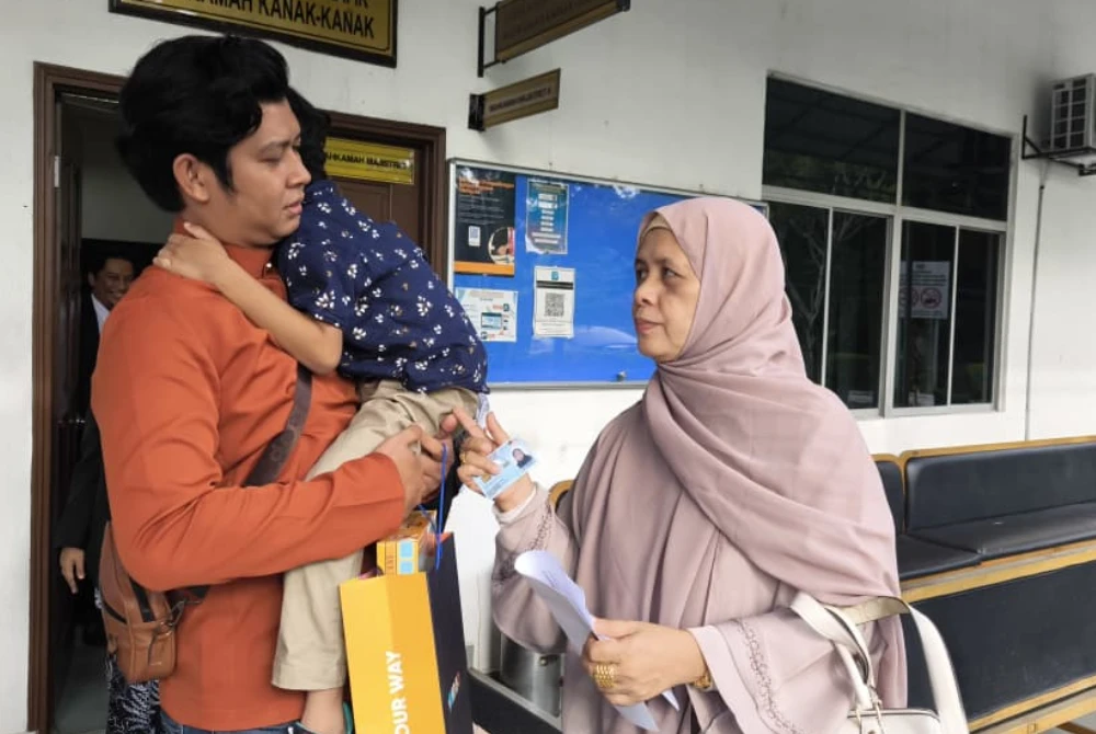 Zaim Ikhwan mendukung anak keduanya selepas prosiding permohonan hak penjagaan kekal dibenarkan Mahkamah Majistret Shah Alam pada Jumaat.