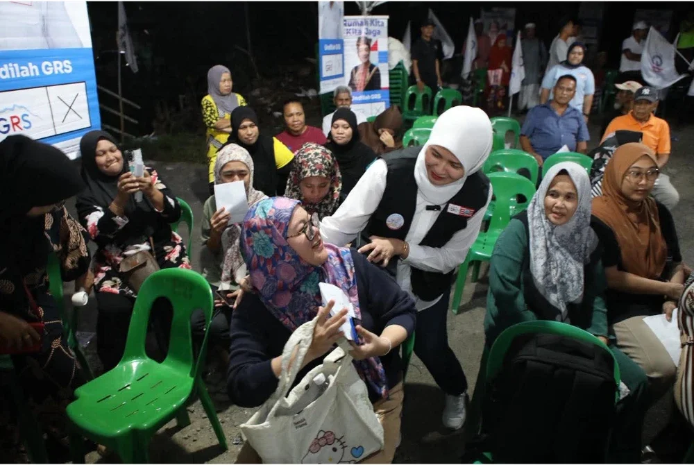 Samsiah ketika bertemu penduduk di kawasan DUN Kukusan