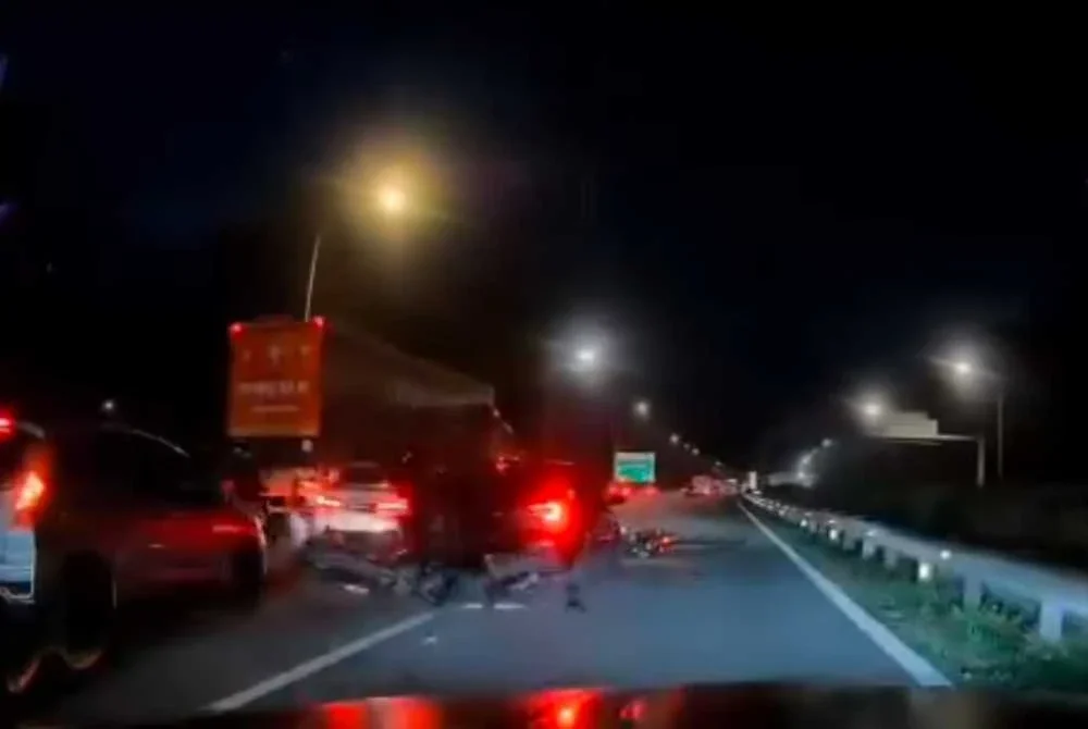 Tangkap layar kemalangan membabitkan dua buah motosikal di Kilometer 9.5 Lebuhraya Linkedua arah selatan, awal pagi Jumaat.