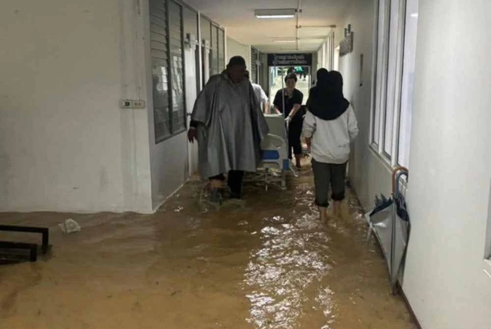 Pesakit sebuah hospital di Pattani dipindahkan ke fasiliti kesihatan berhampiran.
