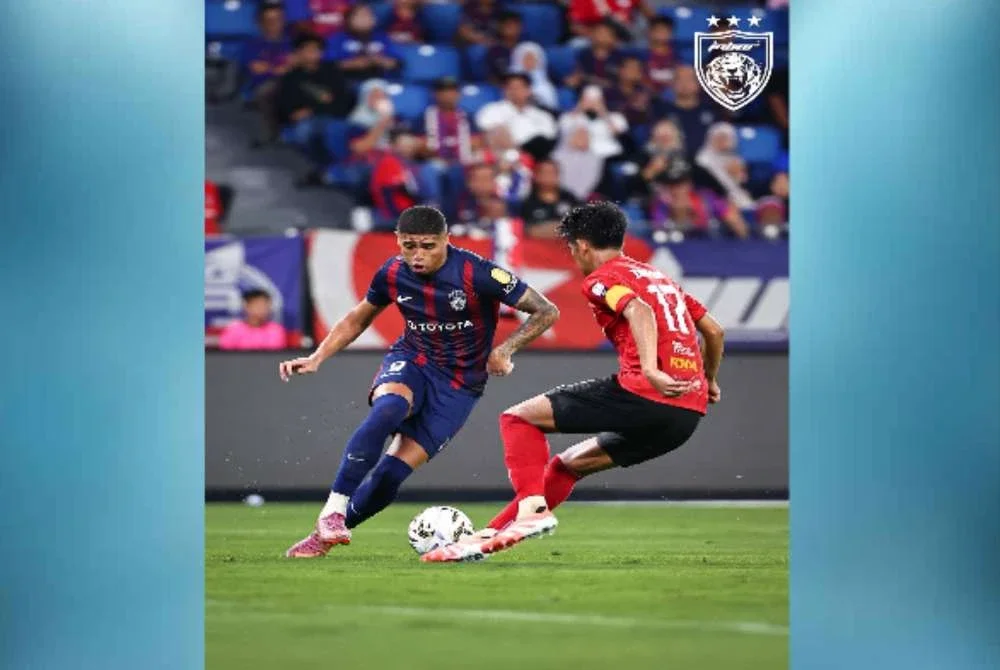 Penyerang JDT, Bergson Da Silva (kiri), cuba melepasi kawalan pemain Melaka FC pada perlawanan berkenaan. - Foto Johor Southern Tigers