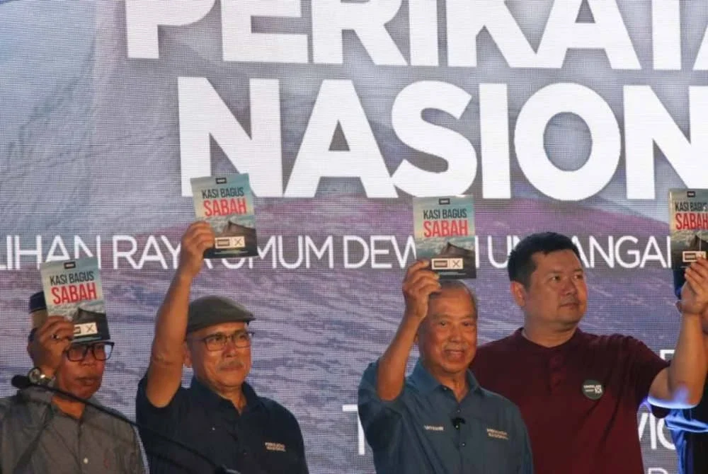 Muhyiddin menunjukkan buku 12 tunjang yang ditawarkan pada PRN Sabah kali ini semasa pelancaran PN Kasi Bagus Sabah di Dataran Pomoi, Putatan.