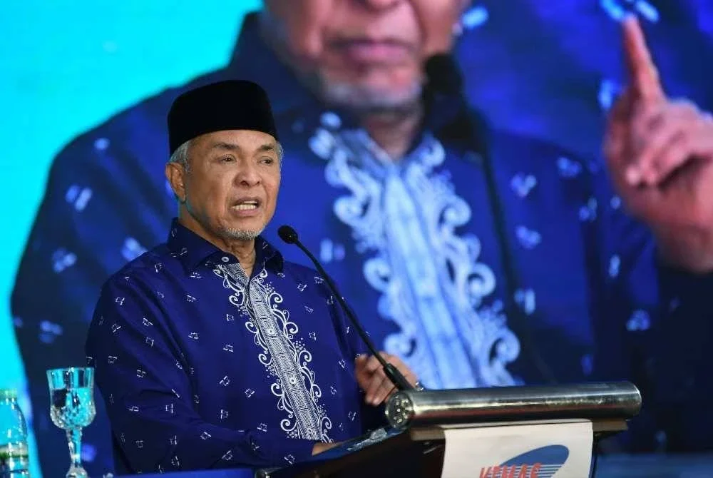 Timbalan Perdana Menteri Datuk Seri Dr Ahmad Zahid Hamidi menyampaikan ucapan pada Program Khatam Perdana Pra Tahfiz KEMAS dan Malam Kesenian Islam dan Kenduri Rakyat di Dewan Lok Kawi Height di sini, malam ini. Foto Bernama.