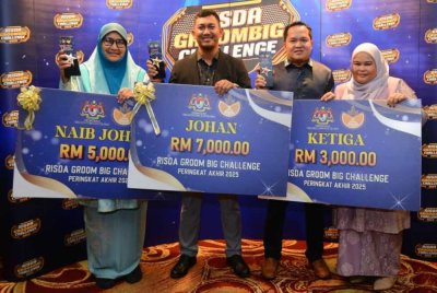 Tiga usahawan bimbingan RISDA dari Johor, Negeri Sembilan dan Pahang muncul pemenang utama, dari kiri, Ihsan, Abdul Razak dan Mohd Asyraf serta isterinya, Norsyafinaz.