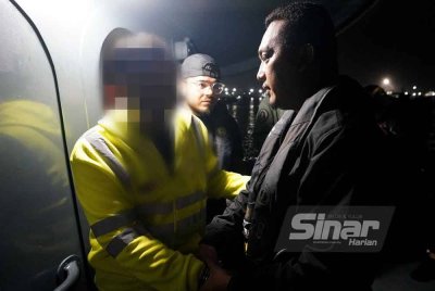 Seorang nakhoda bot ditahan AADK ketika operasi bersepadu bersama Maritim Malaysia selepas saringan ujian air kencing didapati positif dadah di perairan Klang. Foto Sinar Harian - ROSLI TALIB