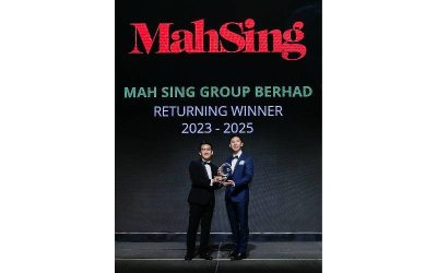 Timbalan Ketua Pegawai Eksekutif Kumpulan merangkap Pengarah Eksekutif Mah Sing, Lionel Leong (kanan) menerima anugerah daripada Ketua Deloitte Private Thailand, Wee Sujarit pada majlis penyampaian di Kuala Lumpur.