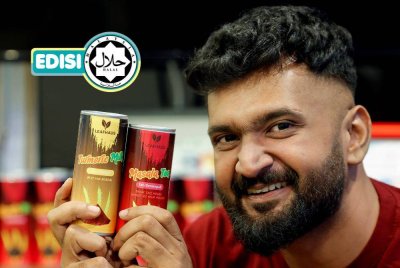 GISNEVERN menunjukkan teh masala dan susu kunyit dalam tin. Foto Bernama