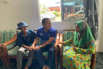 Cikgu Rusman (tengah) pada program Ziarah Kasih PDM Kampung Membakut dan PDM Pimping sempena kempen PRN Sabah. - Foto Facebook Rusman Dulamit 
