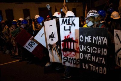 Puluhan penunjuk perasaan mengadakan perarakan di pusat bandar Lima susulan krisis keselamatan ketika kerajaan baharu itu memasuki bulan pertama pentadbirannya. - Foto AFP