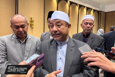 Mohd Nassuruddin (tengah) ketika bercakap kepada pemberita selepas majlis di Kota Bharu. - Foto: SINAR HARIAN/ADILA SHARINNI WAHID