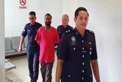 Arman (dua dari kiri) memakai baju T berwarna merah, dibawa ke Mahkamah Shah Alam pada Jumaat bagi menghadapi tiga kes mendera kucing, berpakaian separuh bogel dan memasuki negara tanpa dokumen sah minggu lalu.
