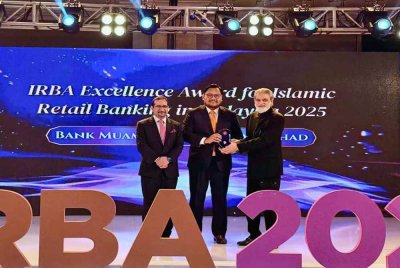 Anugerah itu disampaikan oleh Hakim Aalim, Mahkamah Syariah Persekutuan, Dr Syed Muhammad Anwer (kanan) bersama Pengerusi Islamic Retail Banking Awards, Dr Humayon Dar (kiri) kepada Pengarah Perbankan Runcit, Bank Muamalat, Mohamad Zalman Jalil (tengah).