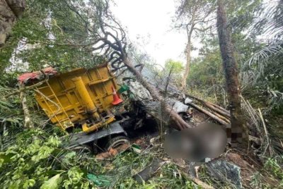 Keadaan lori dipandu mangsa. Foto: IPD Kota Tinggi
